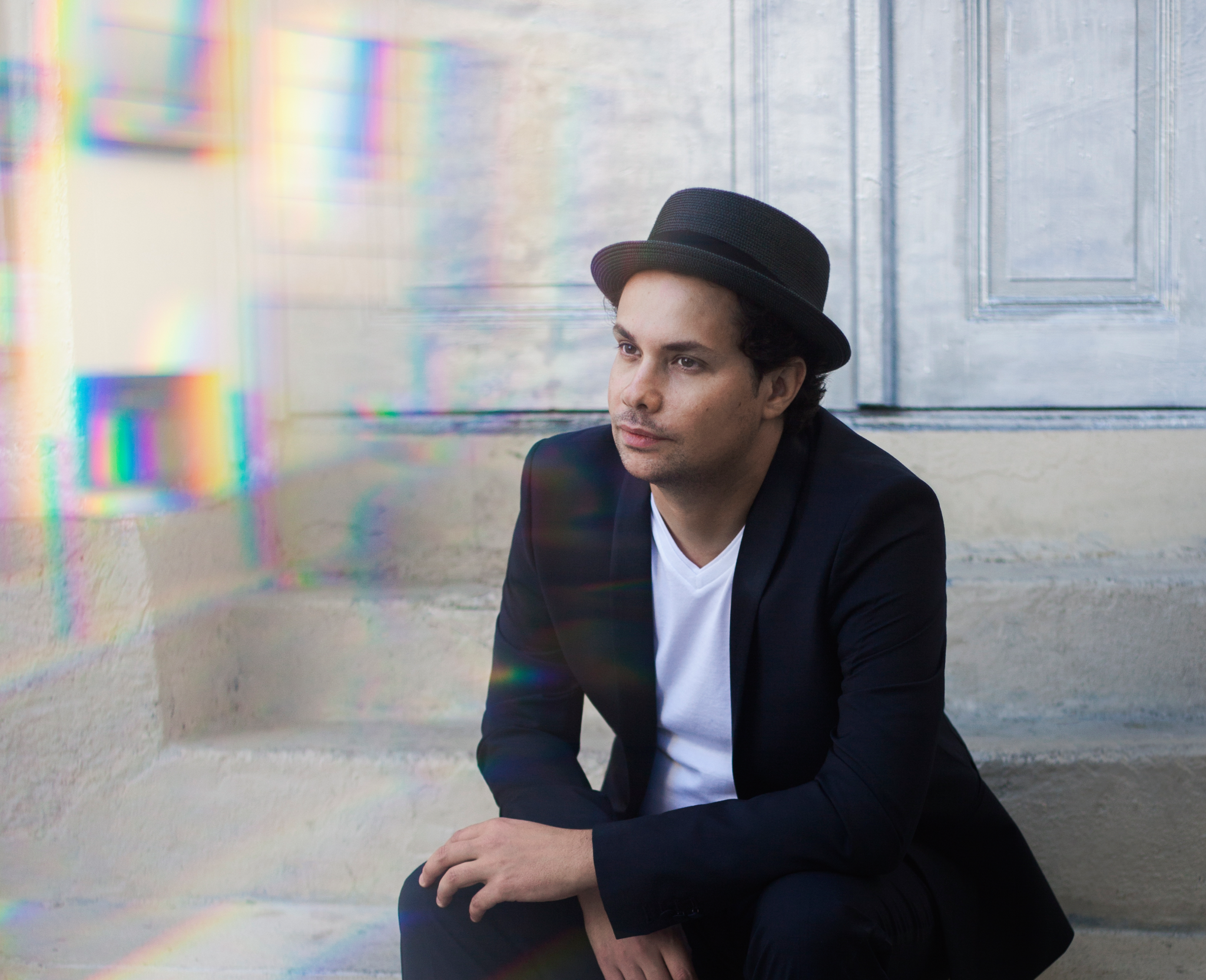Antoine Holler assis sur des marches